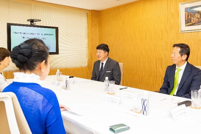 AHMC第1回意見交換会に参加した4名の意見交換の様子