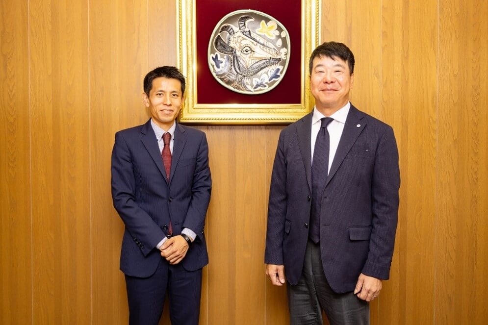 協会代表理事・鼠家和彦(ティーペック株式会社)、事務局長・絹山誉紹(ティーペック株式会社)