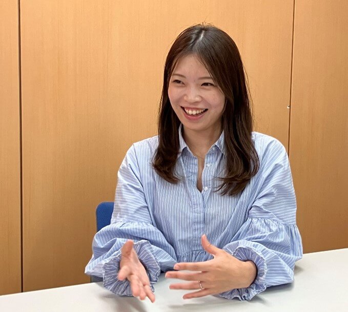 笑顔で話すわたなべゆきこさん