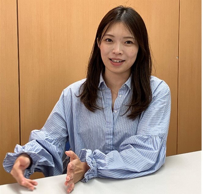 笑顔で話すわたなべゆきこさん