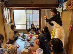 イベントで親子の前で話をする麻生さおりさん